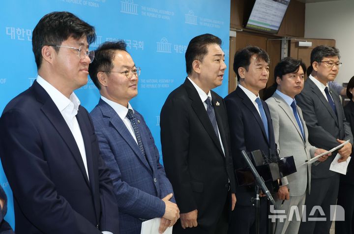 [서울=뉴시스] 조성봉 기자 = 김병기 더불어민주당 원내대표가 15일 오전 서울 여의도 국회 소통관에서 원내대표단 발표 기자회견을 마치고 취재진의 질문에 답변하고 있다. 2025.06.15. suncho21@newsis.com