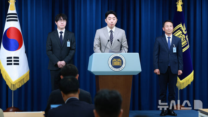 [서울=뉴시스] 고범준 기자 = 강훈식 비서실장이 15일 서울 용산구 대통령실 브리핑룸에서 인선 발표 관련 브리핑을 하고 있다. 왼쪽부터 하정우 AI미래기획수석, 강 비서실장, 김현종 안보실 1차장. 2025.06.15. bjko@newsis.com
