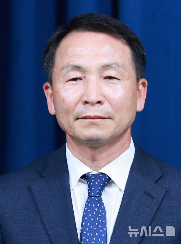 [서울=뉴시스] 고범준 기자 = 강훈식 비서실장이 15일 서울 용산구 대통령실 브리핑룸에서 인선 발표 관련 브리핑을 했다. 사진은 이날 임명된 김현종 안보실 1차장. 2025.06.15. bjko@newsis.com