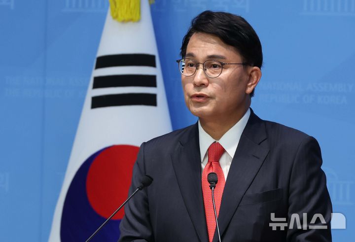 [서울=뉴시스] 조성봉 기자 = 윤상현 국민의힘 의원이 15일 오후 서울 여의도 국회 소통관에서 열린 현안 관련 기자회견에서 발언을 하고 있다.  윤 의원은 기자회견문을 통해 “당이 통합과 쇄신의 길로 나아가야 한다”고 밝혔다.  2025.06.15. suncho21@newsis.com 