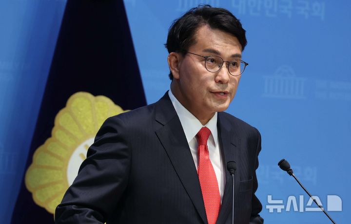 [서울=뉴시스] 조성봉 기자 = 윤상현 국민의힘 의원이 15일 오후 서울 여의도 국회 소통관에서 열린 현안 관련 기자회견에서 발언을 하고 있다.  윤 의원은 기자회견문을 통해 “당이 통합과 쇄신의 길로 나아가야 한다”고 밝혔다.  2025.06.15. suncho21@newsis.com 