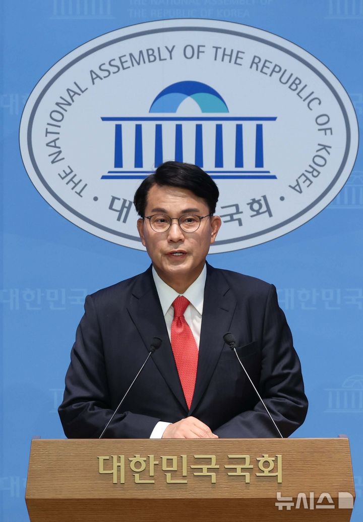 [서울=뉴시스] 조성봉 기자 = 윤상현 국민의힘 의원이 15일 오후 서울 여의도 국회 소통관에서 열린 현안 관련 기자회견에서 발언을 하고 있다. 윤 의원은 기자회견문을 통해 “당이 통합과 쇄신의 길로 나아가야 한다”고 밝혔다. 2025.06.15. suncho21@newsis.com 