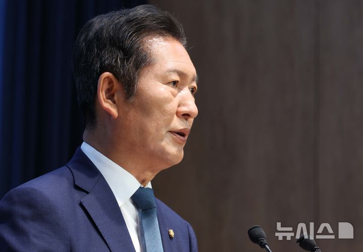 [서울=뉴시스] 조성봉 기자 = 정청래 더불어민주당 의원이 15일 오후 서울 여의도 국회 소통관에서 당 대표 출마선언을 하고 있다. 2025.06.15. suncho21@newsis.com 
