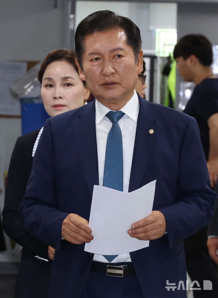 [서울=뉴시스] 조성봉 기자 = 정청래 더불어민주당 의원이 15일 오후 서울 여의도 국회 소통관에서 당 대표 출마선언을 하기 위해 들어서고 있다. 2025.06.15. suncho21@newsis.com