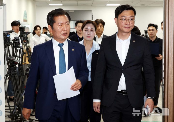 [서울=뉴시스] 조성봉 기자 = 정청래 더불어민주당 의원이 15일 오후 서울 여의도 국회 소통관에서 당 대표 출마선언을 하기 위해 장경태(오른쪽) 의원을 비롯한 동료의원들과 함께 들어서고 있다. 2025.06.15. suncho21@newsis.com