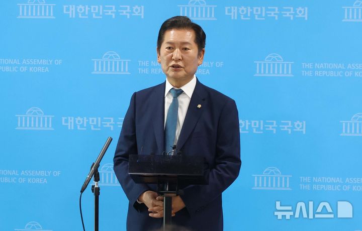 [서울=뉴시스] 조성봉 기자 = 정청래 더불어민주당 의원이 15일 오후 서울 여의도 국회 소통관에서 당 대표 출마선언을 마치고 취재진의 질문에 답변하고 있다. 2025.06.15. suncho21@newsis.com