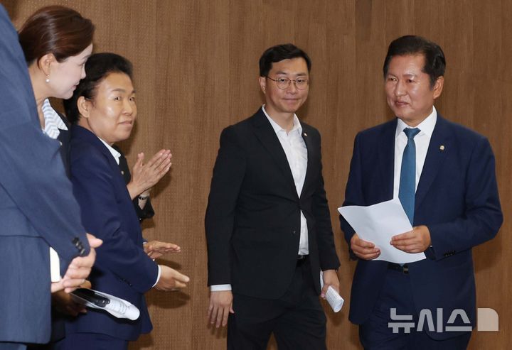 [서울=뉴시스] 조성봉 기자 = 정청래 더불어민주당 의원이 15일 오후 서울 여의도 국회 소통관에서 당 대표 출마선언을 마치고 동료의원들과 인사를 하고 있다. 2025.06.15. suncho21@newsis.com