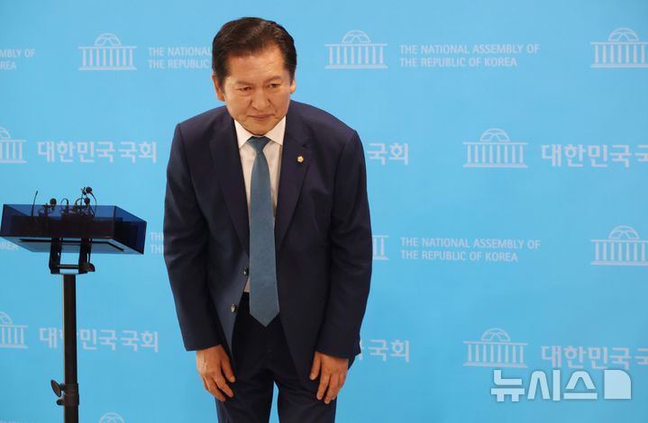 [서울=뉴시스] 조성봉 기자 = 정청래 더불어민주당 의원이 15일 오후 서울 여의도 국회 소통관에서 당 대표 출마선언과 관련해 취재진과 질의응답을 마치고 인사를 하고 있다. 2025.06.15. suncho21@newsis.com