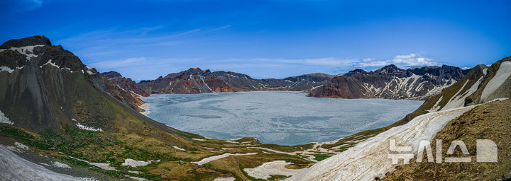 [백두산(중국 지린성)=뉴시스]﻿﻿﻿﻿중국이 백두산 소재지이자 북중 접경지역이 있는 지린성에서 다음 달 1일부터 외국인 관광객을 대상으로 ‘택스리펀(Tax Refund·부가세 환급)’ 제도를 시행한다. 백두산 천지. 2025.08.28