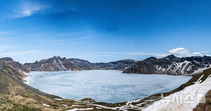 [백두산(중국 지린성)=뉴시스] 정병혁 기자 = 지난 12일 백두산 서파지역에서 바라본 천지가 장관을 이루고 있다. (공동취재) 2025.06.15. photo@newsis.com