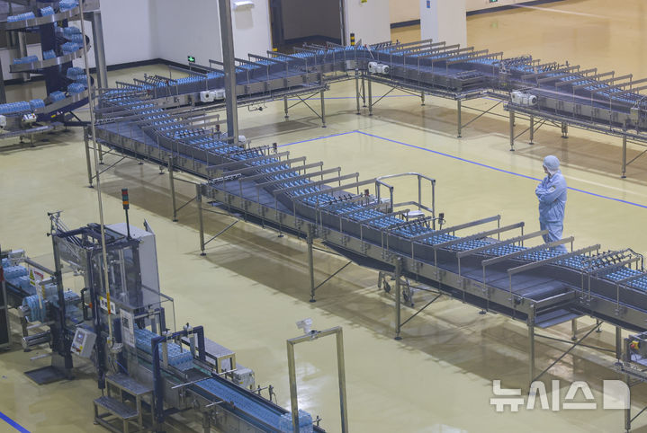 [옌볜=뉴시스] 정병혁 기자 = 지난 11일 중국 지린성 옌볜 조선족자치주 안도현 이도백하진 농심 백산수 신공장에서 백산수가 생산되고 있다. (공동취재) 2025.06.15. photo@newsis.com