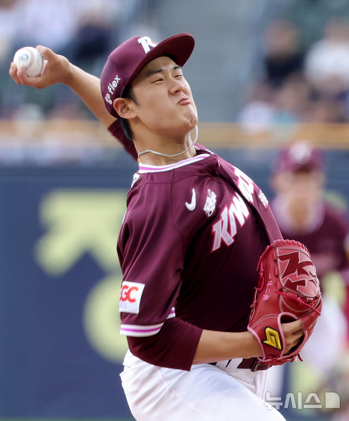 [서울=뉴시스] 홍효식 기자 = 15일 서울 송파구 잠실야구장에서 열린 2025 KBO리그 키움 히어로즈와 두산베어스의 경기, 1회말 키움 선발투수 정현우가 공을 던지고 있다. 2025.06.15. yesphoto@newsis.com