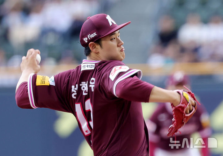 [서울=뉴시스] 홍효식 기자 = 15일 서울 송파구 잠실야구장에서 열린 2025 KBO리그 키움 히어로즈와 두산베어스의 경기, 1회말 키움 선발투수 정현우가 공을 던지고 있다. 2025.06.15. yesphoto@newsis.com