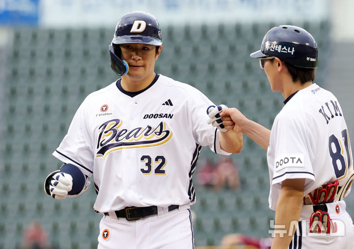 [서울=뉴시스] 홍효식 기자 = 15일 서울 송파구 잠실야구장에서 열린 2025 KBO리그 키움 히어로즈와 두산 베어스의 경기, 4회말 1사 3루 두산 김재환이 1타점 적시타를 친 뒤 김재현 코치과 주먹을 부딪히고 있다. 2025.06.15. yesphoto@newsis.com