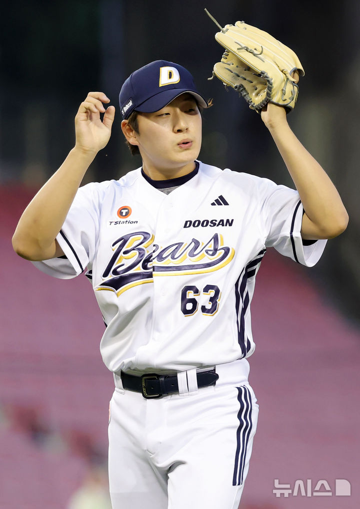 [서울=뉴시스] 홍효식 기자 = 15일 서울 송파구 잠실야구장에서 열린 2025 KBO리그 키움 히어로즈와 두산 베어스의 경기, 8회초 2사 1,2루 키움 스톤 개랫의 땅볼 때 포스아웃으로 이닝을 마무리한 두산 투수 김택연이 안도의 한숨을 쉬고 있다. 2025.06.15. yesphoto@newsis.com