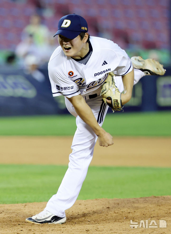 [서울=뉴시스] 홍효식 기자 = 15일 서울 송파구 잠실야구장에서 열린 2025 KBO리그 키움 히어로즈와 두산 베어스의 경기, 9회초 두산 마무리 투수 김택연이 공을 던지고 있다. 2025.06.15. yesphoto@newsis.com