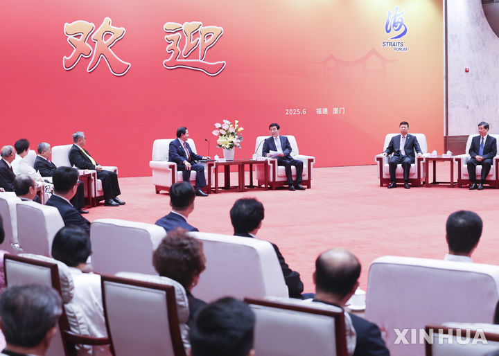 [샤먼=신화/뉴시스] 15일 중국 푸젠성 샤먼에서 중국 서열 4위인 왕후닝 전국인민정치협상회의(정협) 주석이 마잉주 전 대만 총통 일행과 회담하고 있다. 2025.06.16