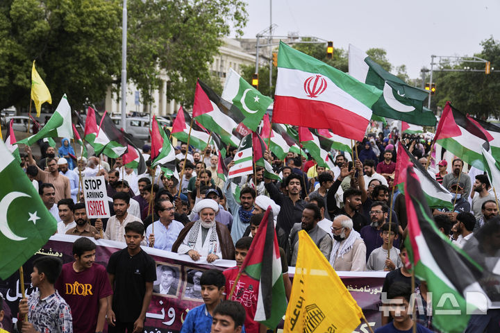 [라호르=AP/뉴시스] 15일(현지 시간) 파키스탄 라호르에서 열린 반이스라엘 시위에 참석한 시아파 무슬림들이 이스라엘의 이란 공습을 규탄하고 있다. 2025.06.18.