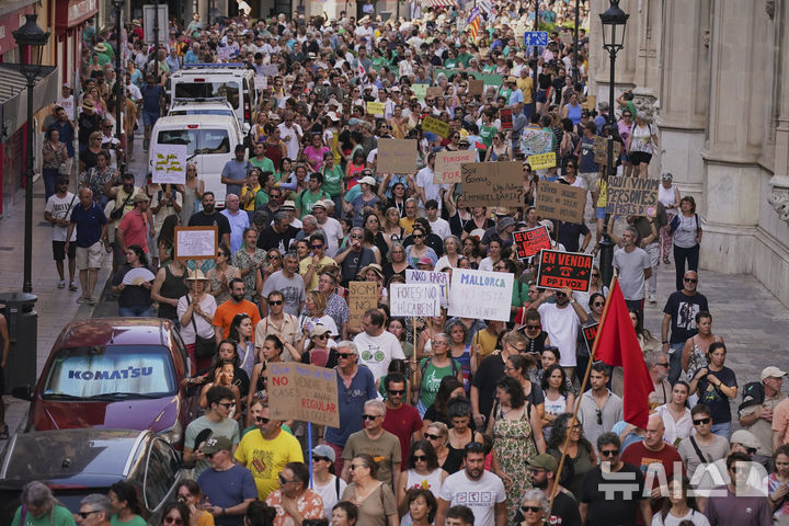 <font style="vertical-align: inherit;"><font style="vertical-align: inherit;">[마요르카=AP/뉴시스] 15일(현지 시간) 스페인 마요르카에서 오버투어리즘(과잉 관광)에 반대하는 시위가 열리고 있다. 2025.06.16.</font></font>