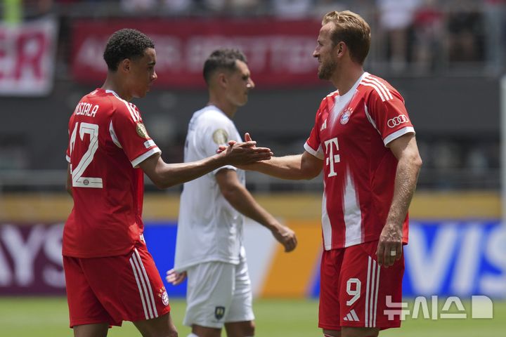 [신시내티=AP=뉴시스] 독일 프로축구 분데스리가 바이에른 뮌헨의 자말 무시알라(왼쪽), 해리 케인. 2025.06.15.