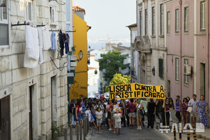 <font style="vertical-align: inherit;"><font style="vertical-align: inherit;">[리스본=AP/뉴시스] 15일(현지 시간) 포르투갈 리스본에서 오버투어리즘(과잉 관광)에 항의하는 시위가 열리고 있다. 2025.06.16.</font></font>