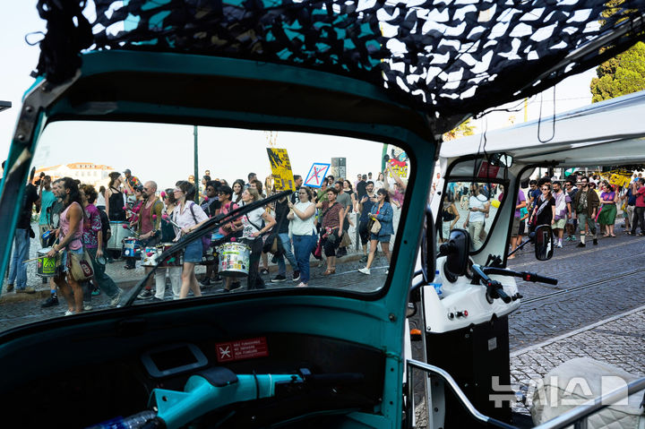 <font style="vertical-align: inherit;"><font style="vertical-align: inherit;">[리스본=AP/뉴시스] 15일(현지 시간) 포르투갈 리스본에서 오버투어리즘(과잉 관광)에 항의하는 시위가 열리고 있다. 2025.06.16.</font></font>