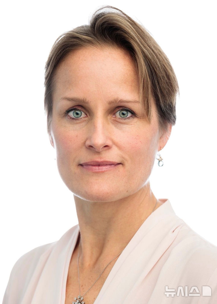 [AP/뉴시스] 영국 해외정보기관 비밀정보국(MI6) 116년 역사상 첫 여성 국장으로 지명된 블레이즈 메트러웰리(47). 그는 리처드 무어 국장에 이어 올해 말 MI6 제18대 국장에 올랐다. 205.12.15. 