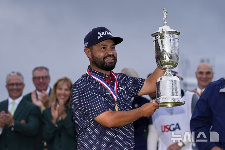 [오크몬트=AP/뉴시스] 미국의 J.J 스펀이 15일(현지 시간) 미 펜실베이니아주 오크몬트의 오크몬트 컨트리클럽에서 열린 제125회 US오픈에서 우승을 차지해 트로피를 들어 올리고 있다. 2025.06.16.