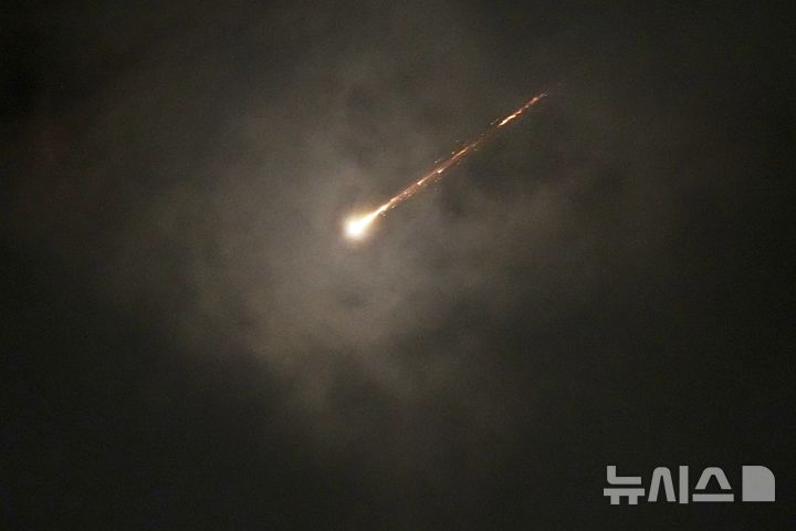 [예루살렘=AP/뉴시스] 16일(현지 시간) 예루살렘에서 이란의 미사일 발사에 따른 공습경보가 발령된 가운데 구름 사이로 발사체가 궤적을 그리며 비행하고 있다. 2025.06.16.
