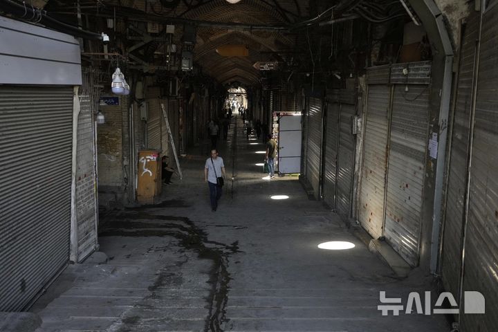 [테헤란=AP/뉴시스]이스라엘과 이란의 충돌이 계속되고 있는 가운데 지난 16일 이란 테헤란의 대규모 전통시장인 그랜드 바자르가 한적한 모습을 보이고 있다.