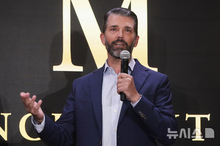 [뉴욕=AP/뉴시스] 18일(현지 시간) CNBC에 따르면 트럼프 그룹은 오는 8월 출시 예정인 499달러짜리 금색 스마트폰 'T1'을 공개하며 "미국에서 제작된다"고 강조했지만, 전문가들은 중국 제조업체에 의해 설계되고 생산될 가능성이 크다고 분석했다. 사진은 도널드 트럼프 주니어가 16일(현지 시간) 뉴욕 트럼프 타워에서 열린 트럼프 모바일 발표 행사에 참석한 모습. 2025.06.18.