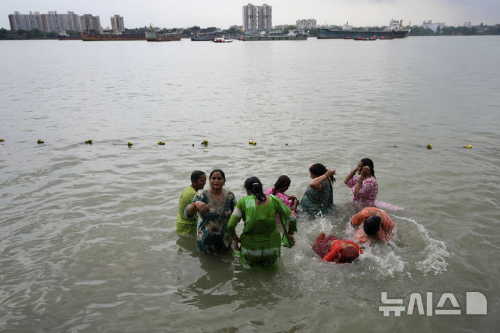 [콜카타(인도_= AP/뉴시스]  인도 라자스탄 주에서 콜카타로 관광여행을 온  관광객들이 폭염이 기승을 부리던 2025년 6월 16일 후글리 강에 뛰어들어 더위를 식히고 있다.  올해에는 전국적으로 폭염이 두달이나 일찍 찾아와 4월 27일 일부 지방의 기온이 44~46도가 넘었다고 인도 기상청이 발표했다.  2026. 04. 28.  
