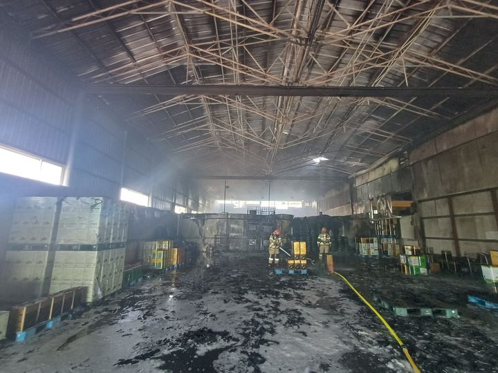 [논산=뉴시스] 지난 15일 오전 9시36분께 충남 논산시 성동면 정지리 식용류 저장 창고에서 불이 나 소방대원들이 진화에 나서고 있다. (사진=논산소방서 제공) 2025.06.16. photo@newsis.com *재판매 및 DB 금지