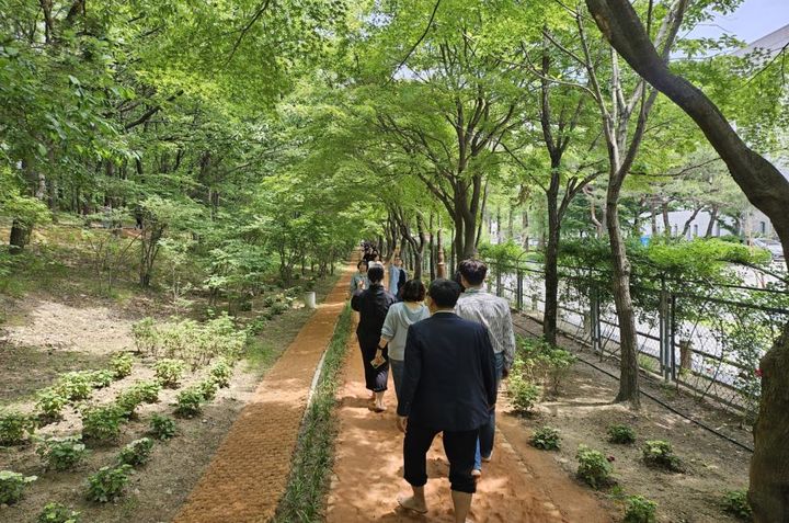 [대전=뉴시스] 대전 한밭수목원 맨발걷기 산책로를 걷고 있는 시민들. *재판매 및 DB 금지