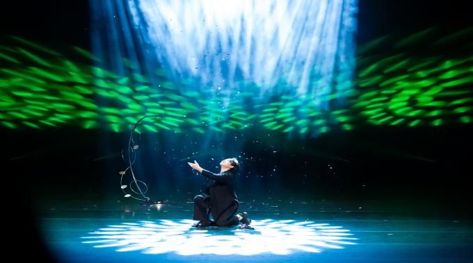 [부산=뉴시스] 제19회 부산국제매직페스티벌 'FQC 마술대회'에서 한 참가자가 공연하고 있다.(사진=부산시 제공) 2025.06.16. photo@newsis.com	 *재판매 및 DB 금지