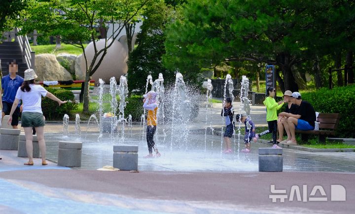 [용인=뉴시스]28일부터 가동되는 농촌테마파크 내 바닥분수(사진=용인시 제공)2025.06.16.photo@newsis.com