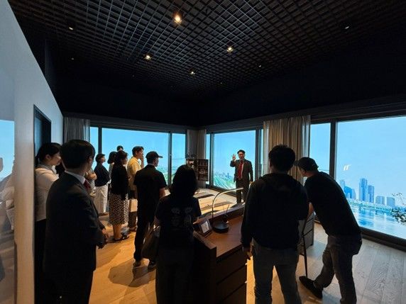 HDC현대산업개발이 마련한 용산정비창 전면1구역 홍보관 내 2면 개방 침실 모습. (사진=HDC현대산업개발 제공) *재판매 및 DB 금지