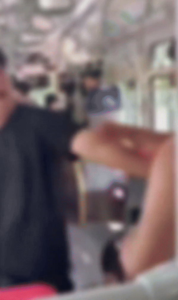 [서울=뉴시스] 한 남성이 운행 중인 버스 안에서 벌어진 노인 폭행을 말리다 공동폭행 혐의로 벌금형을 선고받았다. (사진 = SNS 갈무리) 2025.06.16. *재판매 및 DB 금지