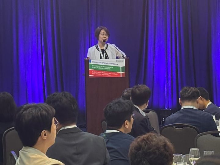 [서울=뉴시스] KBASP에서 발표 중인 신수경 GC녹십자 의학본부장 (사진=GC녹십자 제공) 2025.06.16. photo@newsis.com *재판매 및 DB 금지