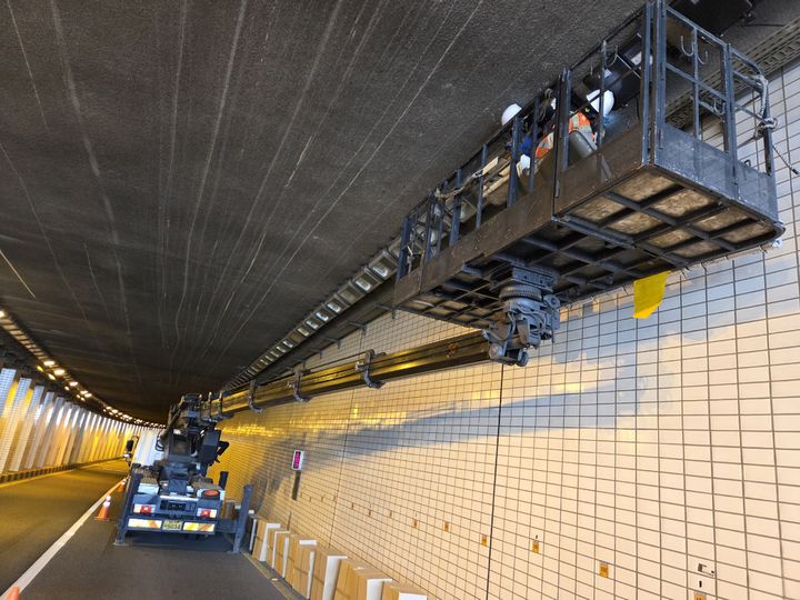 [양산=뉴시스] 범어지하차도 노후 조명 680개를 고효율 LED(발광다이오드)로 교체하는 작업을 하고 있다. (사진=양산시 제공) 2025.06.16. photo@newsis.com *재판매 및 DB 금지