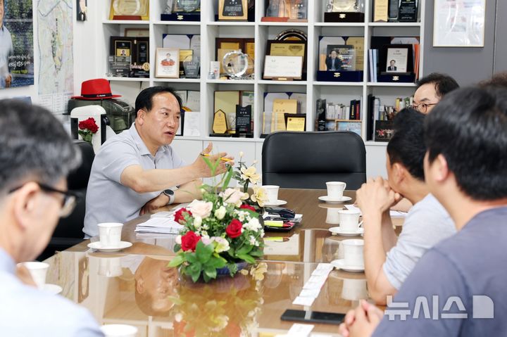 [오산=뉴시스] 이권재 오산시장이_오산·동탄비대위 관계자들과 간담회를 벌이고 있다. (사진=오산시 제공) 2025.06.16.photo@newsis.com 