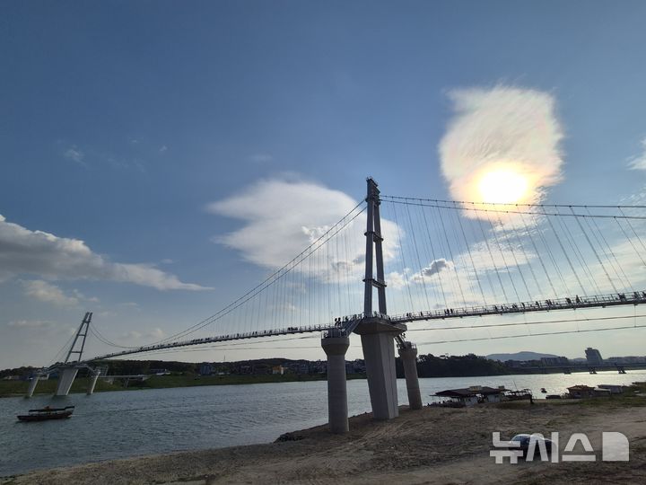 [여주=뉴시스]여주남한강출렁다리(사진=여주세종문화관광재단 제공)2025.06.16.photo@newsis.com