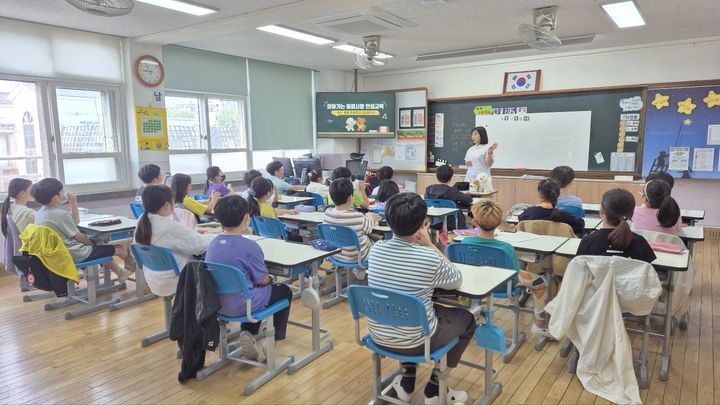 [대구=뉴시스]대구보건대 '찾아가는 동물사랑 인성교육' 마무리(사진=대구보건대 제공) photo@newsis.com *재판매 및 DB 금지