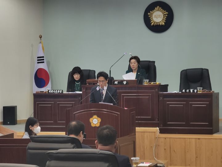 [대구=뉴시스] 이상제 기자 = 대구시 남구의회는 16일 열린 제295회 정례회 제2차 본회의에서 음주운전방조 혐의를 받는 대구 남구의회 정재목 부의장의 징계안을 상정했다. 2025.06.16. king@newsis.com *재판매 및 DB 금지