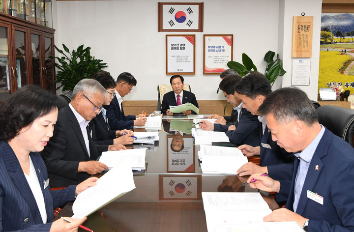 [창녕=뉴시스] 성낙인 경남 창녀군수가 간부 공무원들과 함께 청렴정책 실천 방안을 논의하고 있다. (사진=창녕군 제공) 2025.06.16. photo@newsis.com *재판매 및 DB 금지