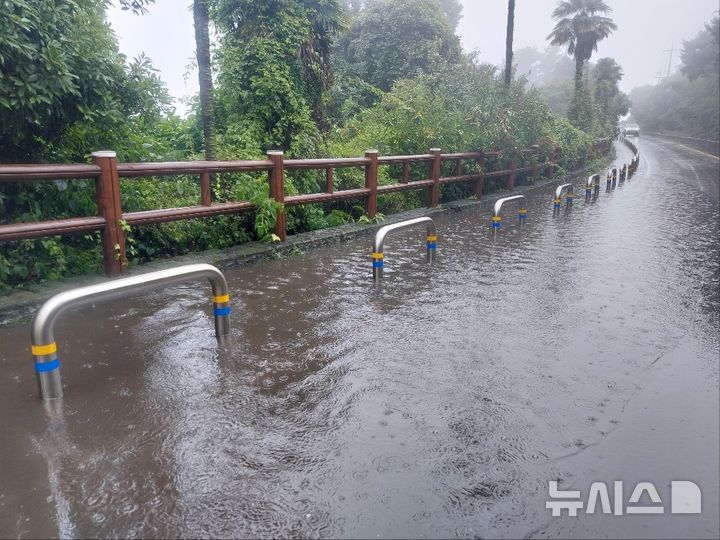 [제주=뉴시스] 16일 오전 제주 서귀푀 호근동에서 배수로가 막혀 소방당국이 안전조치에 나서고 있다. (사진=제주소방안전본부 제공) 2025.06.16. photo@newsis.com