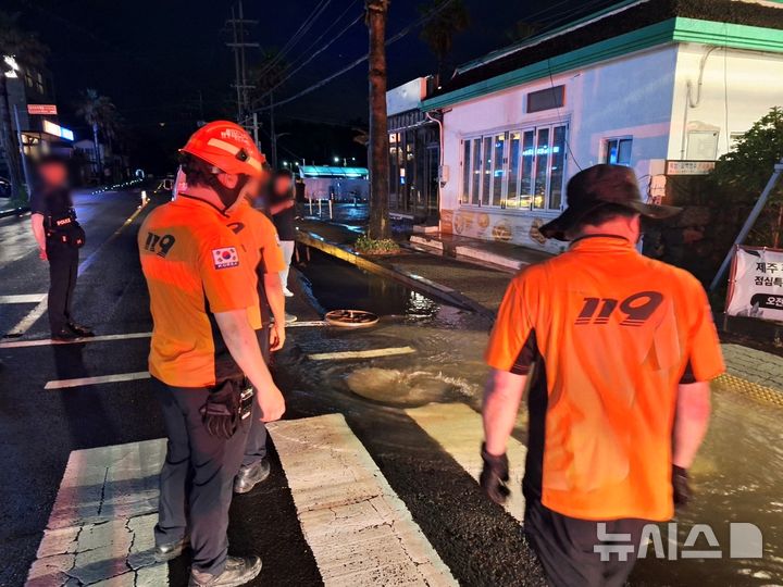 [제주=뉴시스] 15일 오후 제주시 한림읍 소재 도로에서 맨홀이 역류해 소방당국이 안전조치에 나서고 있다. (사진=제주소방안전본부 제공) 2025.06.16. photo@newsis.com