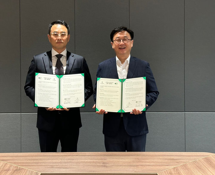 [논산=뉴시스] 건양대와 'EN FRESH'와 도심형 스마트팜 기술 개발 및 실증 운영을 위한 산학협력 업무협약 기념촬영. (사진=건양대 제공) *재판매 및 DB 금지