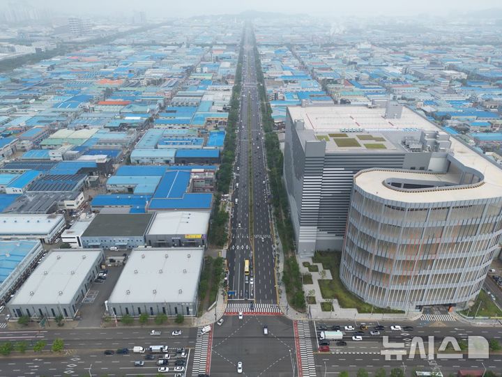 [시흥=뉴시스] 최근 기반시설 정비공사가 마무리 된 시흥시 정왕동 공단2대로 전경. (사진=시흥시 제공).2025.06.16.photo@newsis.com