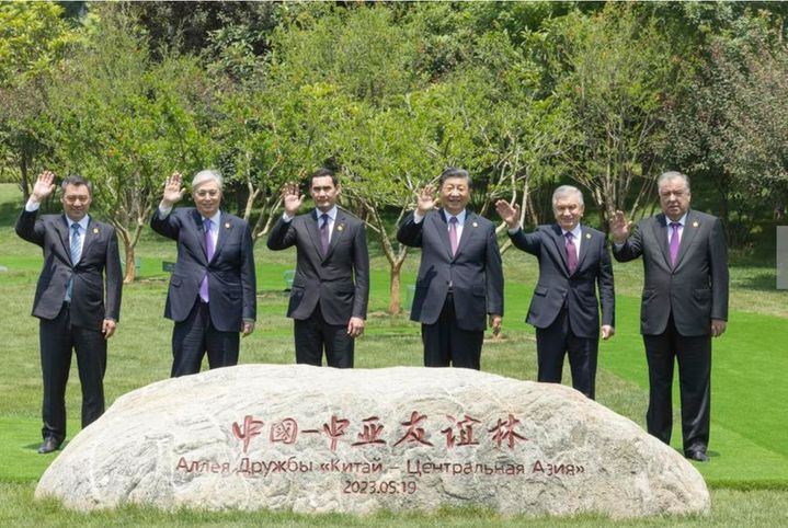  [시안=신화/뉴시스] 시진핑 중국 국가주석과 카자흐스탄 등 중앙아시아 5개 ‘스탄’국 정상들이 2023년 5월 19일 산시성 시안에서 열린 제1차 중국-중앙아시아 정상회의 이후 연대와 협력을 상징하는 석류나무 6그루를 심은 뒤 기념촬영하고 있다. 2025.06.16. *재판매 및 DB 금지